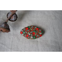 帯留 gold green red beige
