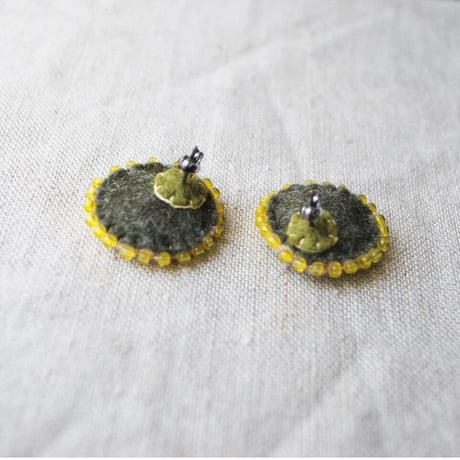 ビーズ刺繍丸ピアス　蛍光キイロ