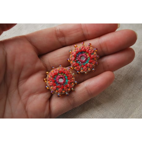 ミラーと粒ビーズの刺繍ピアス　ピンクオレンジ