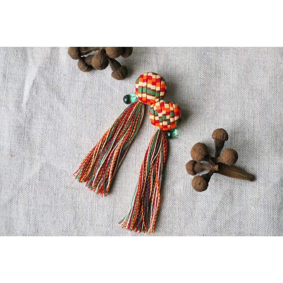 しましまぶつぶつロングタッセルピアス&イヤリング ピンクオレンジ系