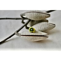 ミラー刺繍とガラスビーズの小さなイヤーカフ　グリーン/黄グリーンビーズ