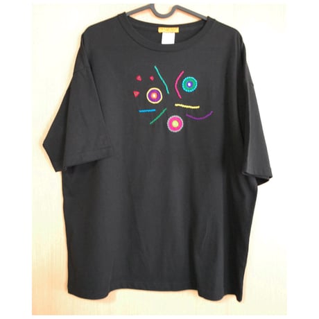 カラフルなミラー刺繍Tシャツ 黒
