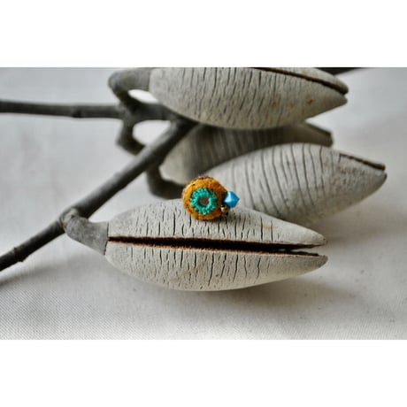 ミラー刺繍とガラスビーズの小さなイヤーカフ　からし×ターコイズ/水色ビーズ