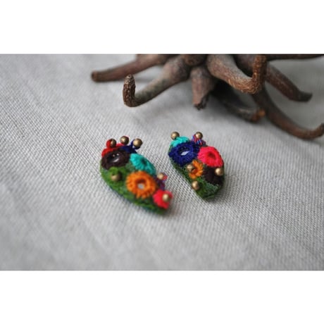 ミラー刺繍のカラフルぽこぽこアシメピアス