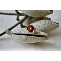 ミラー刺繍とガラスビーズの小さなイヤーカフ　茶×オレンジ/しずくビーズ