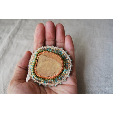 石を包み込んだ刺繍ブローチ