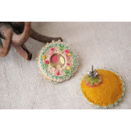 ビーズ刺繍丸ピアス　ベージュ＆優しいカラー