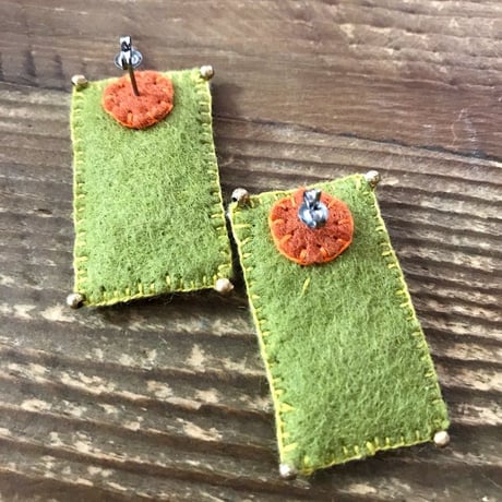 ミラー刺繍のカラフル四角ピアス ・イヤリング
