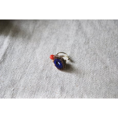 ミラー刺繍とガラスビーズの小さなイヤーカフ　青/赤ビーズ