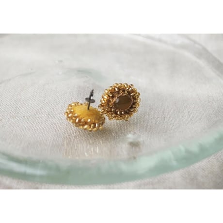 ハニーカラーカルセドニーとガラスビーズの刺繍ピアス