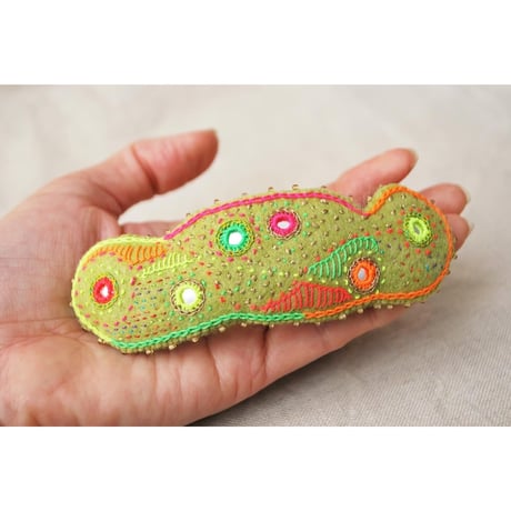 蛍光色がまぶしいミラー刺繍のカラフルバレッタ