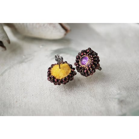 アメジストとガラスビーズの刺繍ピアス