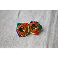 カラフルなパーツを包み込んだ色いっぱい刺繍ピアス
