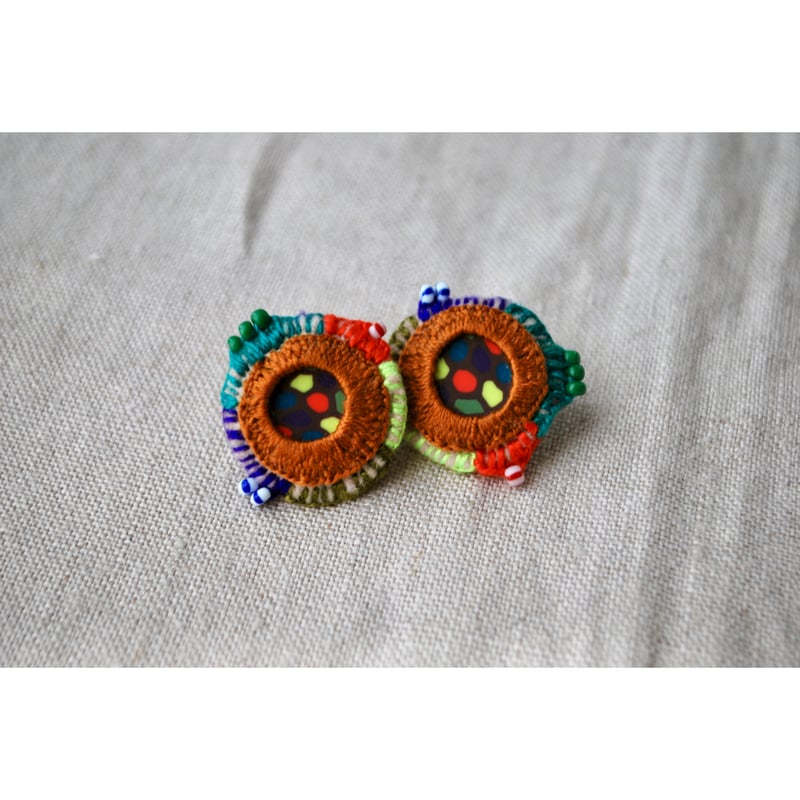 カラフルなパーツを包み込んだ色いっぱい刺繍ピアス | macree