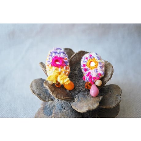ミラー刺繍のアシンメトリーピアス04