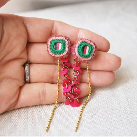しましま刺繍ピアス　チェーン＋ピンクスパンコール