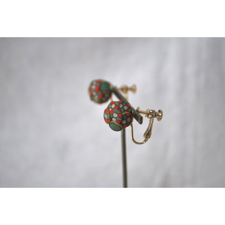 小さなぶつぶつ丸ピアス・イヤリング　緑・赤・ベージュ