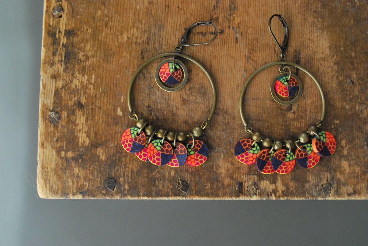 個性的糸巻きビーズと牛チャームのジャラジャラ大ぶりピアス きつかっ 