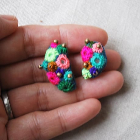 ミラー刺繍のカラフルぽこぽこアシメピアス