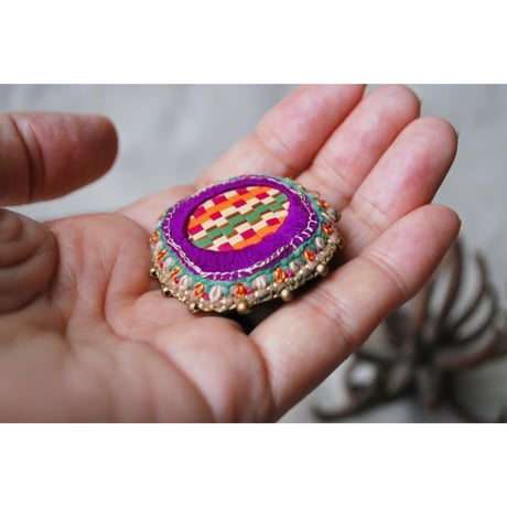 2wayで使えるカラフル刺繍ブローチ　タッセル取り外し可