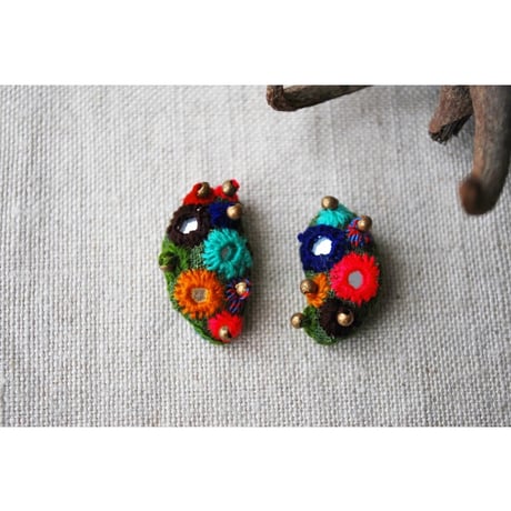 ミラー刺繍のカラフルぽこぽこアシメピアス