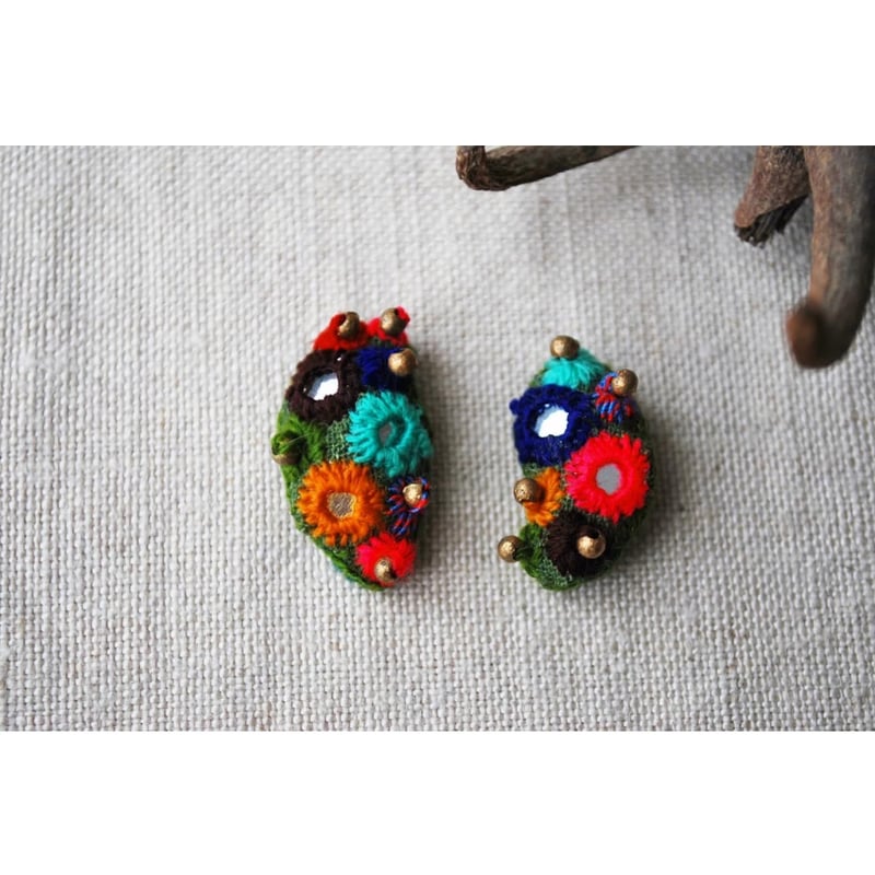ミラー刺繍のカラフルぽこぽこアシメピアスorイヤリング | macree