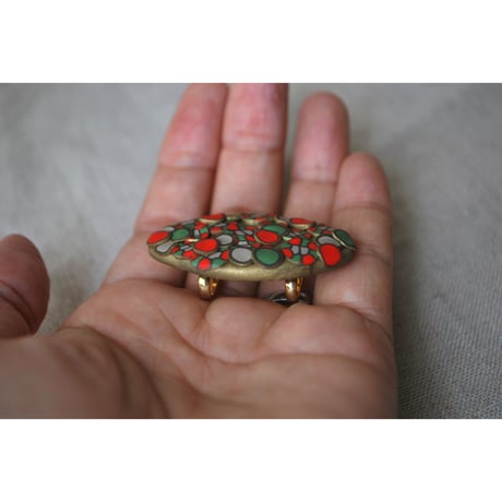 帯留 gold green red beige