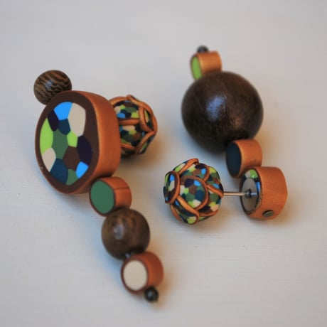 ランダムwoodアシンメトリーピアス＋ぶつぶつキャッチ 青系