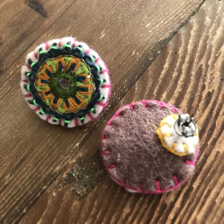 ミラー刺繍のマルピアス