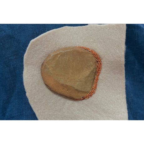 石を包み込んだ刺繍ブローチ