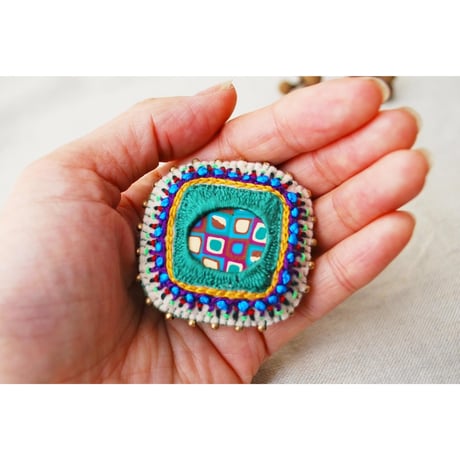 柄のパーツを刺繍で包み込んだ大きめ四角のポニーフック