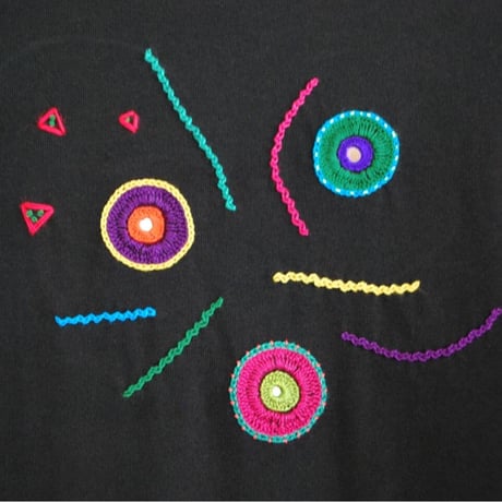 カラフルなミラー刺繍Tシャツ 黒