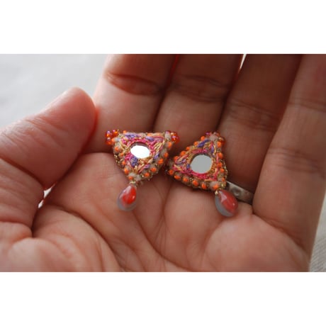 三角ミラー刺繍ピアス　しずくビーズ　orange