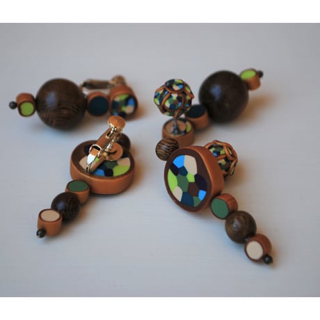 ランダムwoodアシンメトリーピアス＋ぶつぶつキャッチ 青系