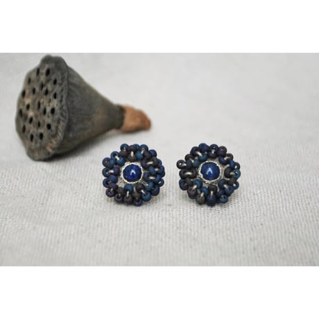 ラピスラズリと夜空色のガラスビーズの刺繍ピアス
