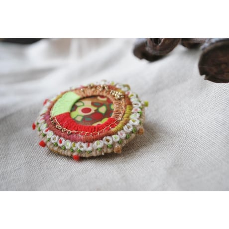 ポリマークレイと刺繍のダエンブローチ　ゴールドビーズ