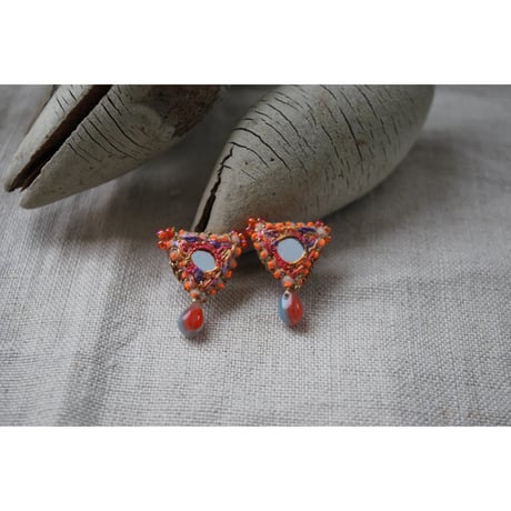 三角ミラー刺繍ピアス　しずくビーズ　orange