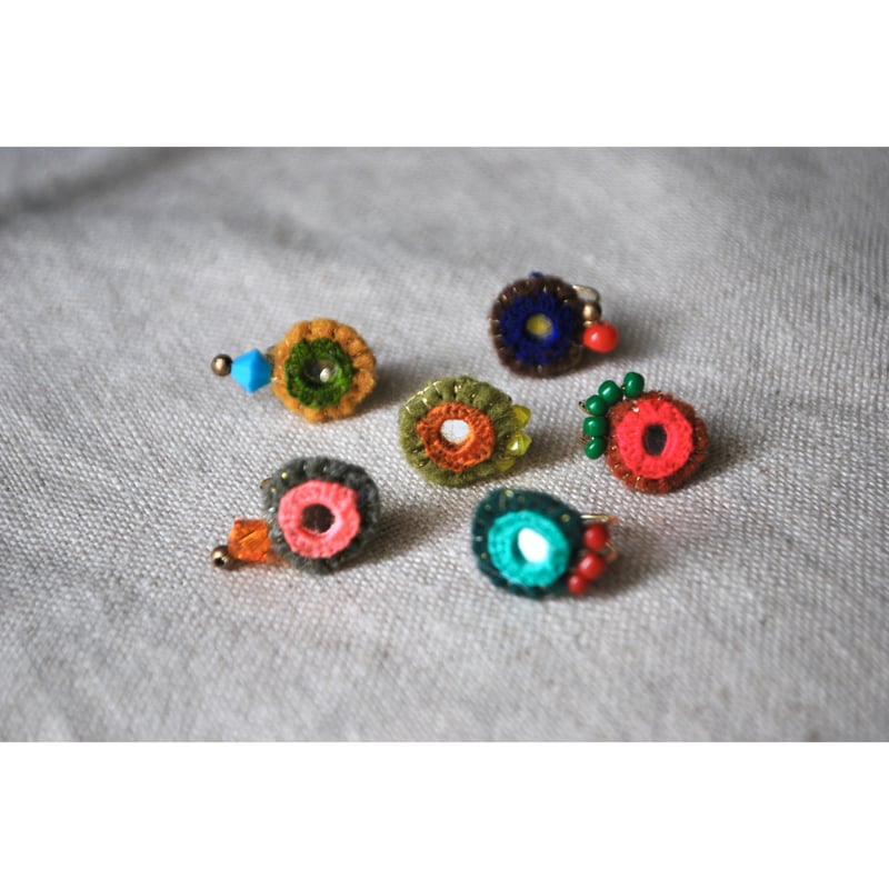 ミラー刺繍とガラスビーズの小さなイヤーカフ ピンク/グリーンビーズ