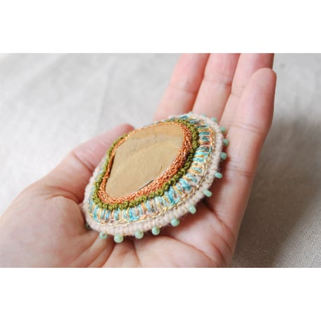 石を包み込んだ刺繍ブローチ
