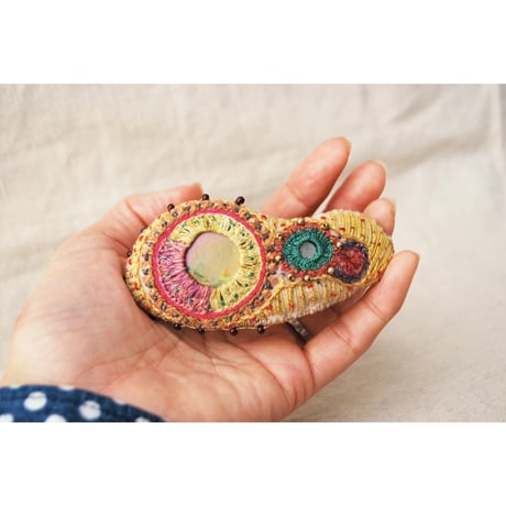 ポリマークレイとミラー刺繍のにぎやかバレッタ