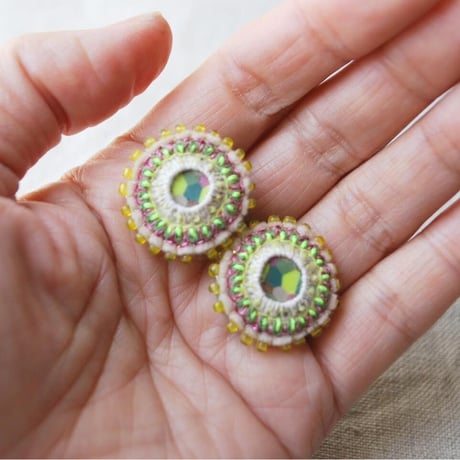 ビーズ刺繍丸ピアス　蛍光キイロ