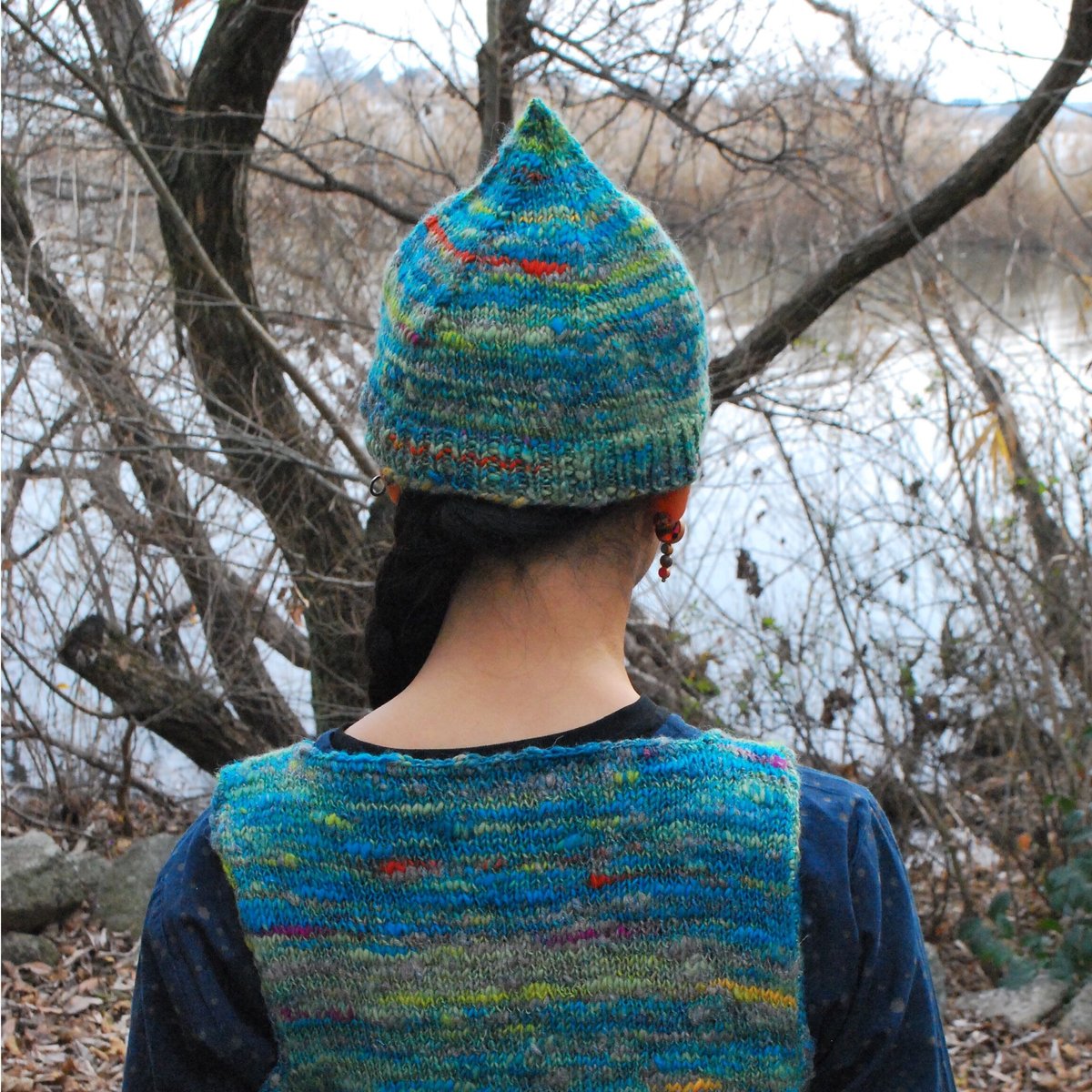 ○手編み 後ろに垂れる ゆったり ニット帽 ○オリーブグリーン×アイボリー ○手編み 後ろに垂れる ゆったり ニット帽 ○オリーブグリーン