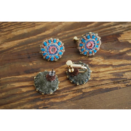 ミラー刺繍とガラスビーズの丸ピアス・イヤリング　blue×pink