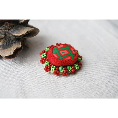 ポリマークレイとガラスビーズの刺繍ブローチ