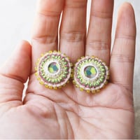 ビーズ刺繍丸ピアス　蛍光キイロ