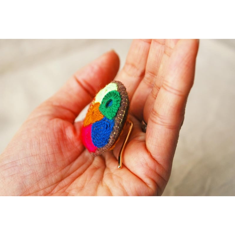 ポニーフック「猫とミモザ」手刺繍 ポニーフック「猫とミモザ」手刺繍