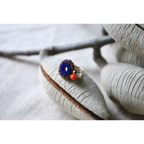ミラー刺繍とガラスビーズの小さなイヤーカフ　青/赤ビーズ