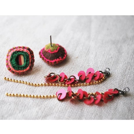 しましま刺繍ピアス　チェーン＋ピンクスパンコール