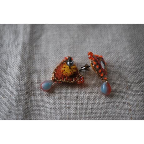 三角ミラー刺繍ピアス　しずくビーズ　orange