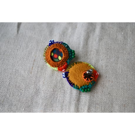 カラフルなパーツを包み込んだ色いっぱい刺繍ピアス